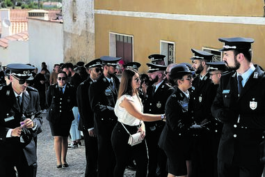 Familiares, amigos, populares e polícias despediram-se da agente falecida