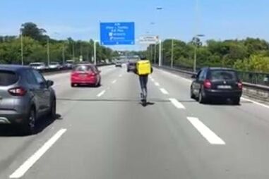 Estafeta circula de trotineta na A28 em Matosinhos 