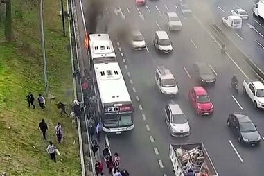 Passageiros fogem de autocarro em chamas numa autoestrada na Argentina