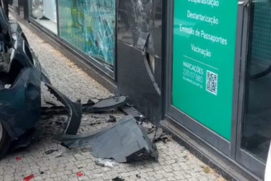 Carro desgovernado bate contra montra de loja em Matosinhos