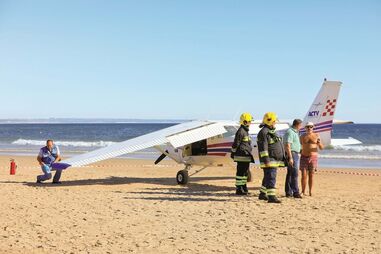 Testemunha diz que piloto não tinha melhores opções para aterragem de emergência na praia da Caparica que matou duas pessoas