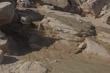 Banhistas descontentes com descarga na praia da Mareta em Sagres