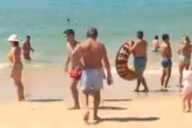 Veraneantes aproveitam os últimos dias de praia no Algarve
