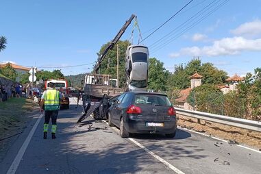 Colisão entre três carros faz cinco feridos em Barcelos