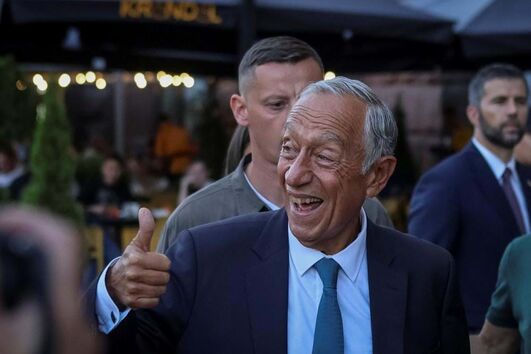 Marcelo durante visita a exposição de veículos militares russos destruídos, localizada na rua principal de Khreshchatyk