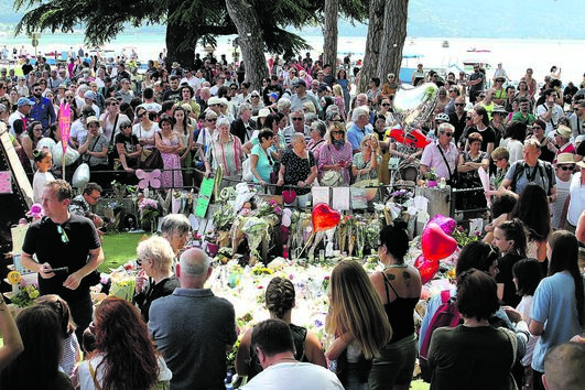 Homenagem no parque infantil de Annecy, em França
