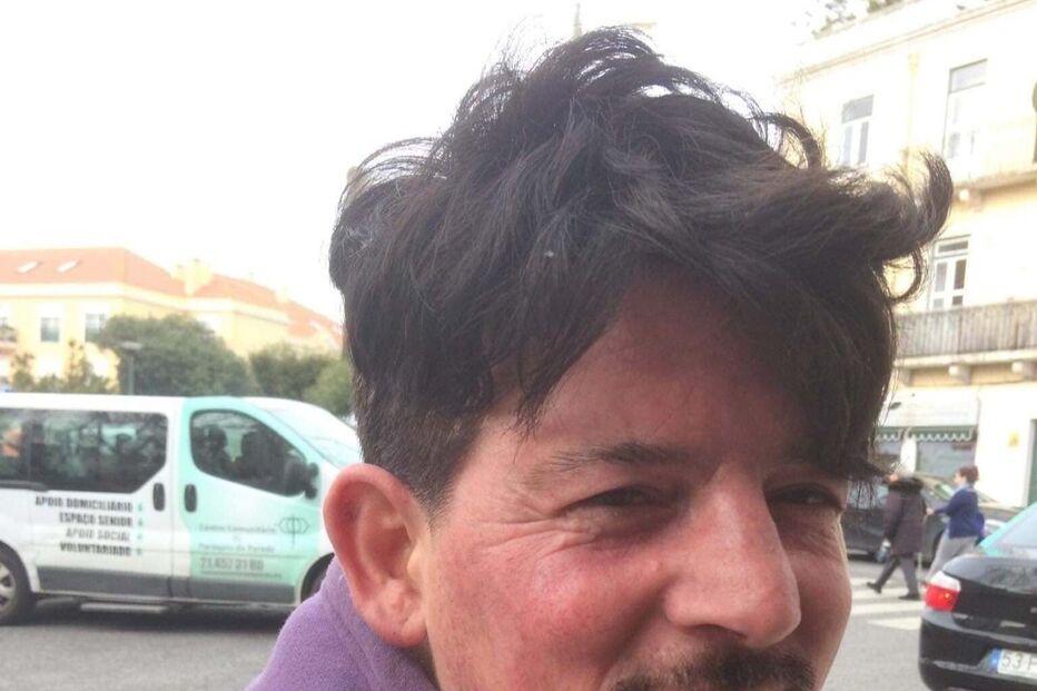 Sem abrigo morto na Parede