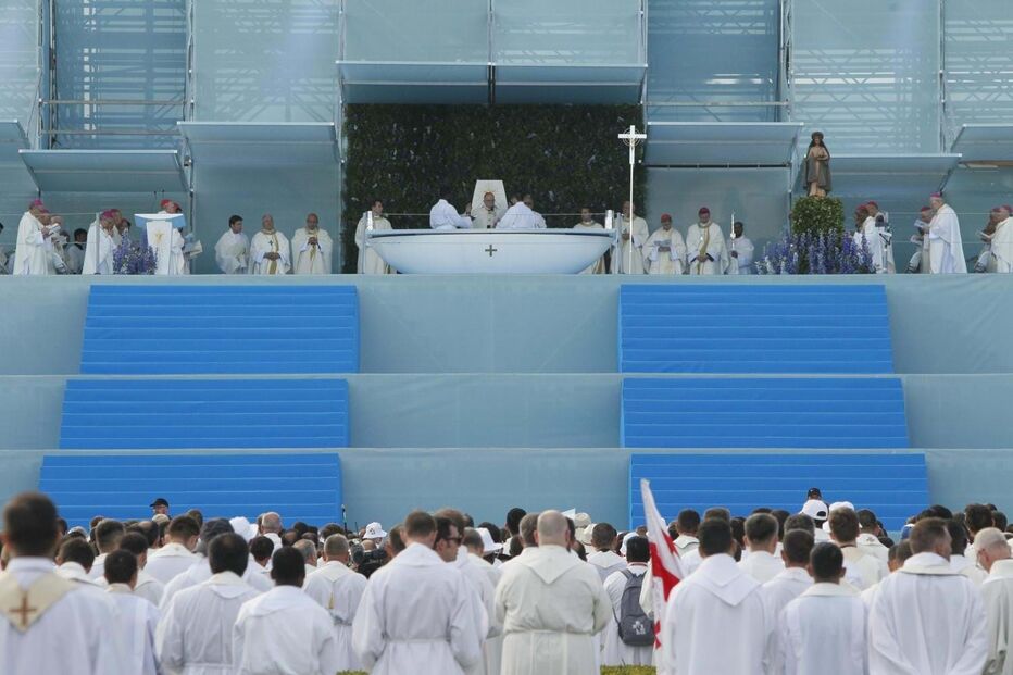 Peregrinos assistem à Missa de Abertura da JMJ no Parque Eduardo VII