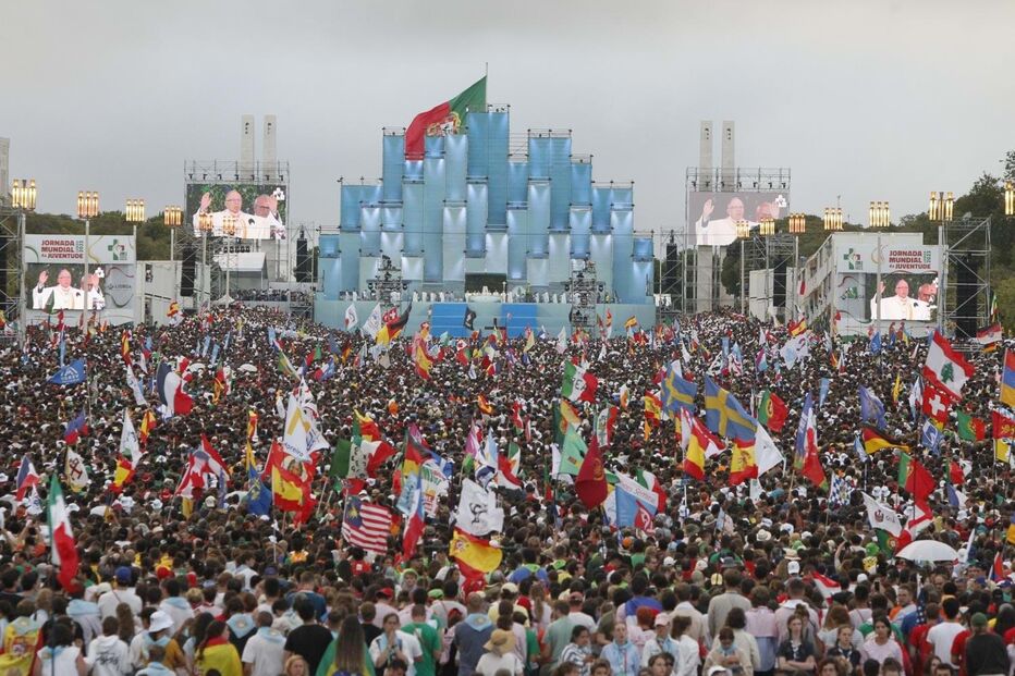 Peregrinos assistem à Missa de Abertura da JMJ no Parque Eduardo VII