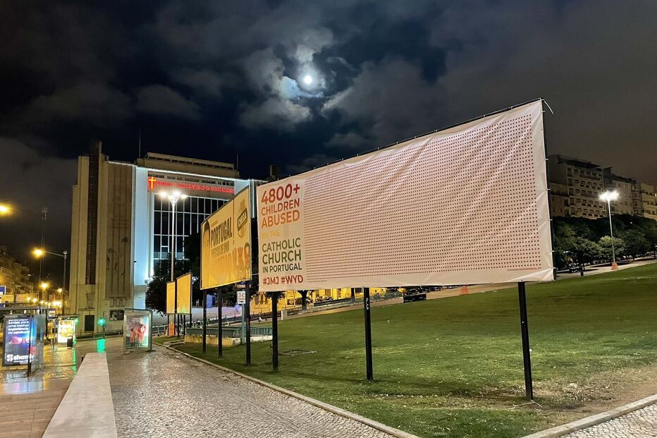 Cartazes contra abusos sexuais na Igreja espalhadas pela capital