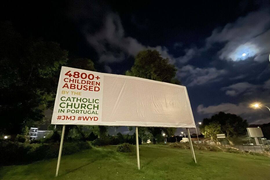 Cartazes contra abusos sexuais na Igreja espalhadas pela capital