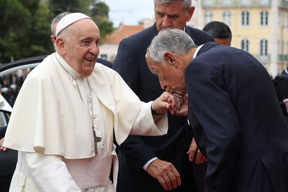Marcelo Rebelo de Sousa beija a mão do Papa Francisco