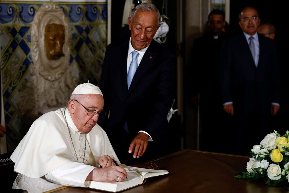 Papa Francisco escreve no livro de honra
