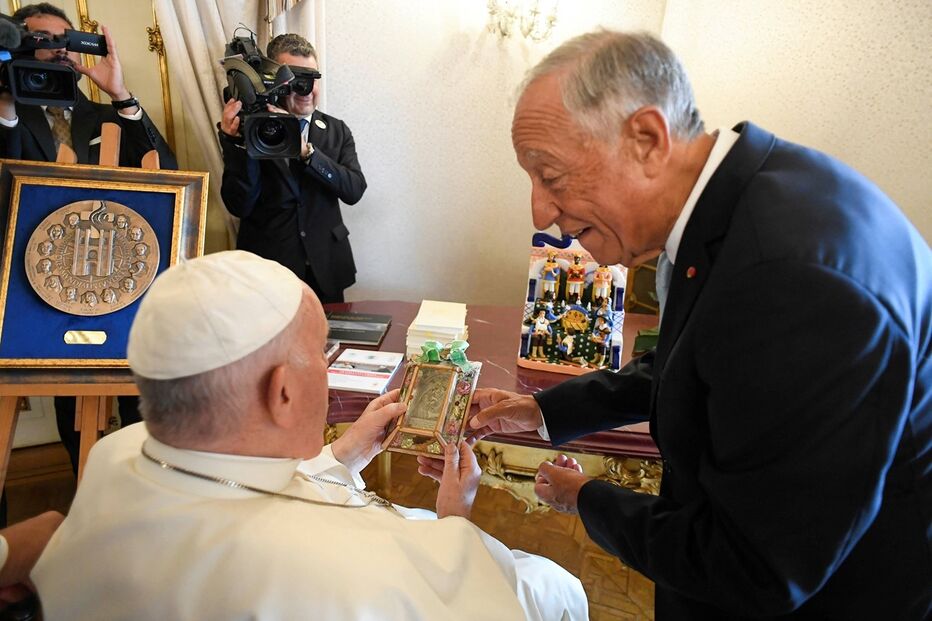 Marcelo ofereceu prendas ao Papa Francisco