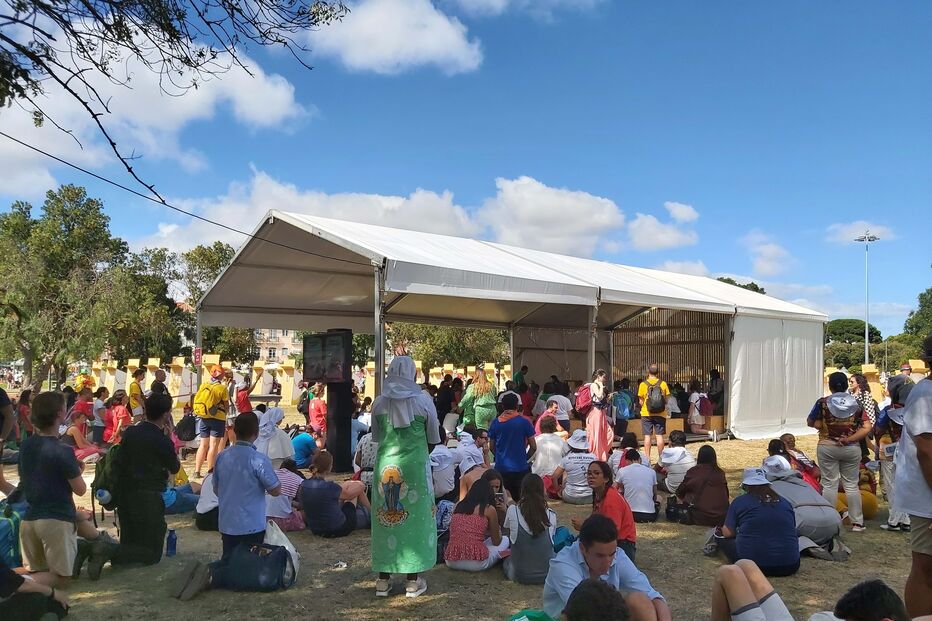 Jovens refugiaram-se na sombra para escapar ao calor