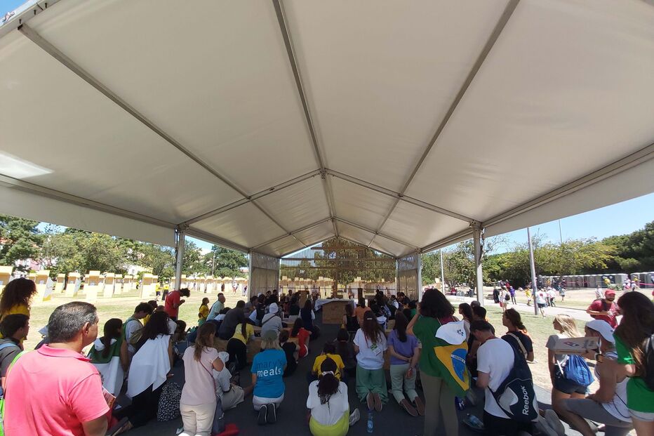 Jovens em orações numa capela montada no Parque do Perdão