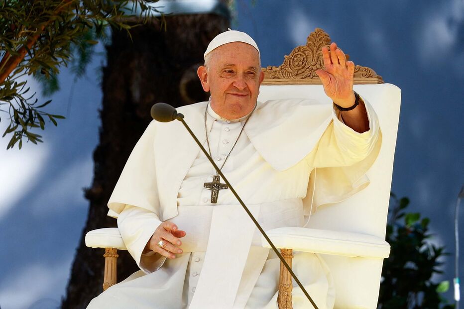 Papa Francisco acena aos peregrinos na Universidade Católica