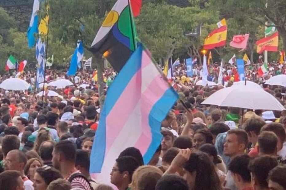 Jovem ergueu a bandeira da comunidade transgénero