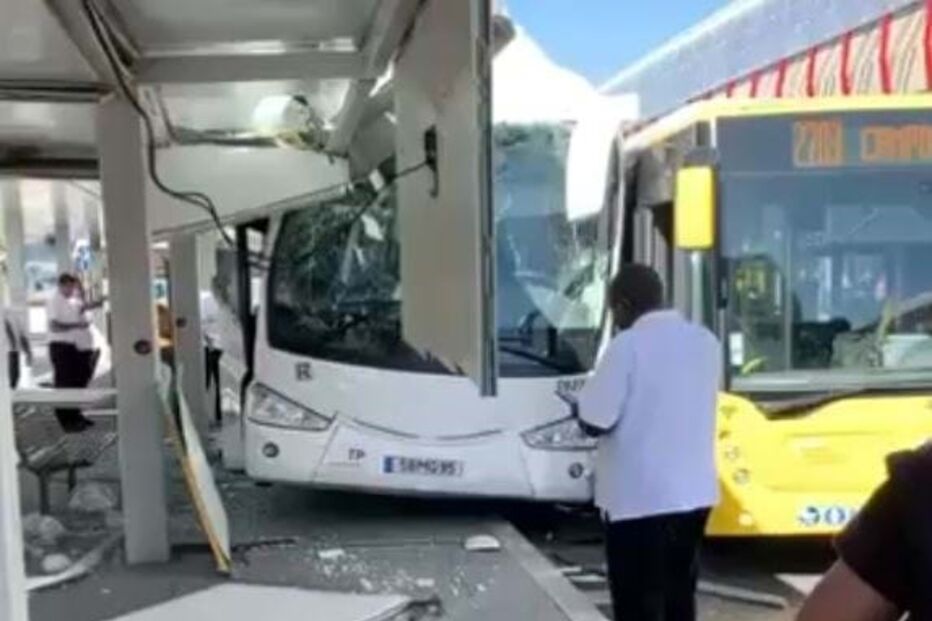 Acidente entre autocarros