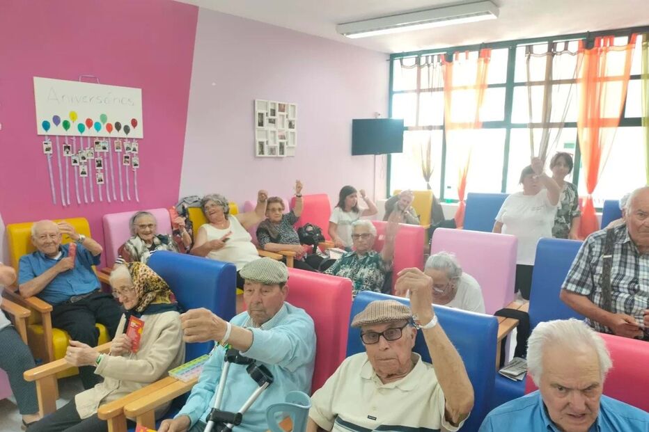 Voluntários visitam o Centro de Apoio à Família em Santarém e trocam pulseiras com os mais velhos