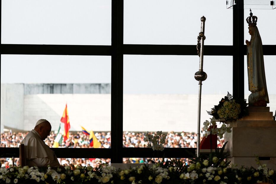 Papa Francisco reza junto à Virgem Maria na Capelinha das Aparições