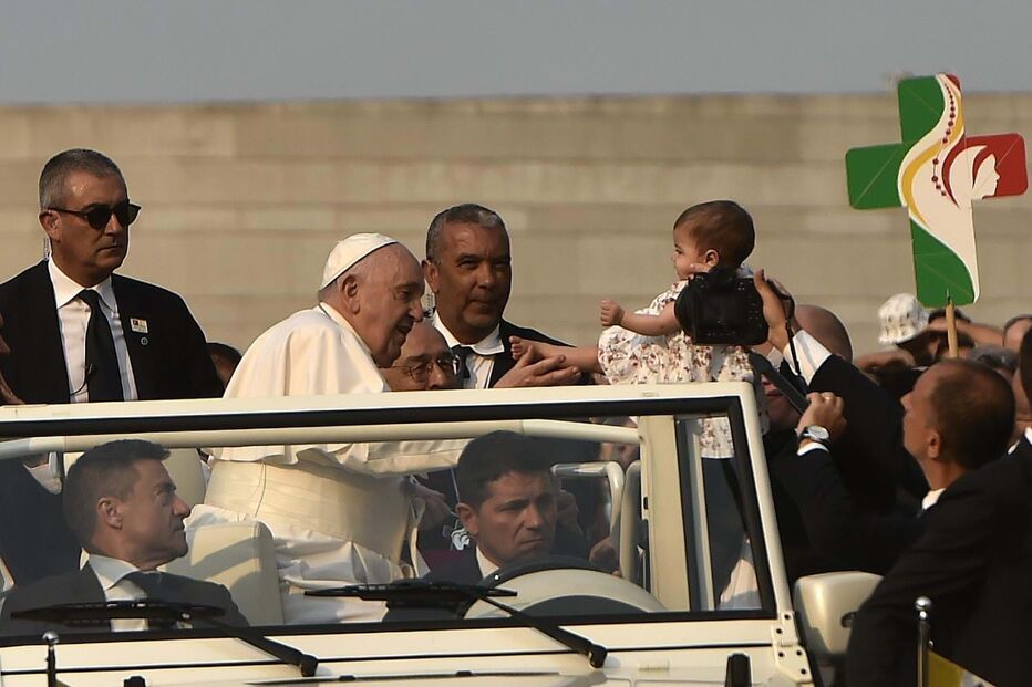 Papa Francisco abençoa crianças e bebés no Santuário de Fátima
