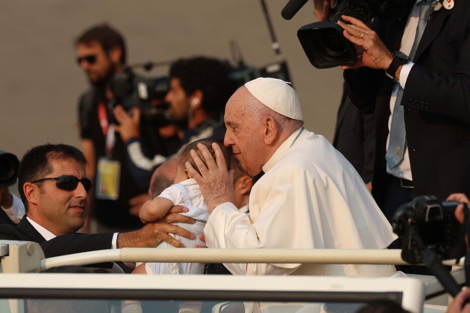Papa Francisco abençoa crianças e bebés no Santuário de Fátima
