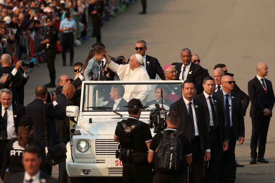 Papa Francisco abençoa crianças e bebés no Santuário de Fátima