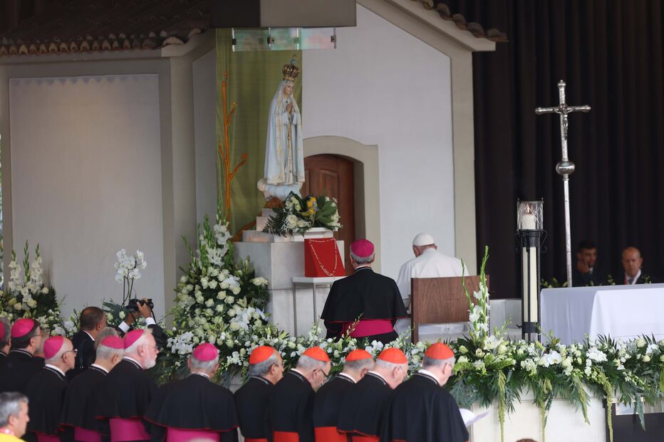Papa reza junto à Virgem Maria na Capelinha das Aparições
