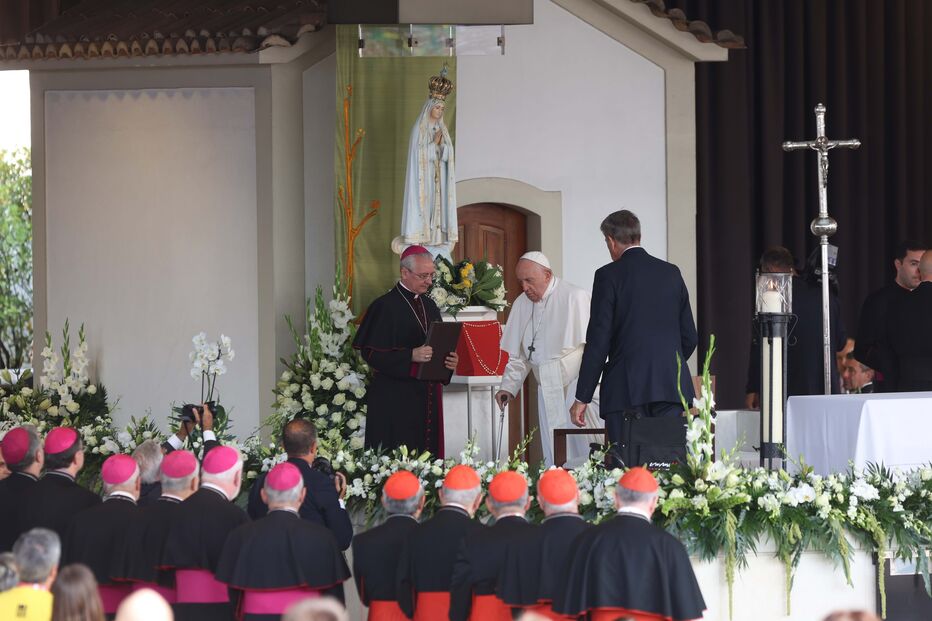 Papa oferece rosário de ouro à Virgem Maria 