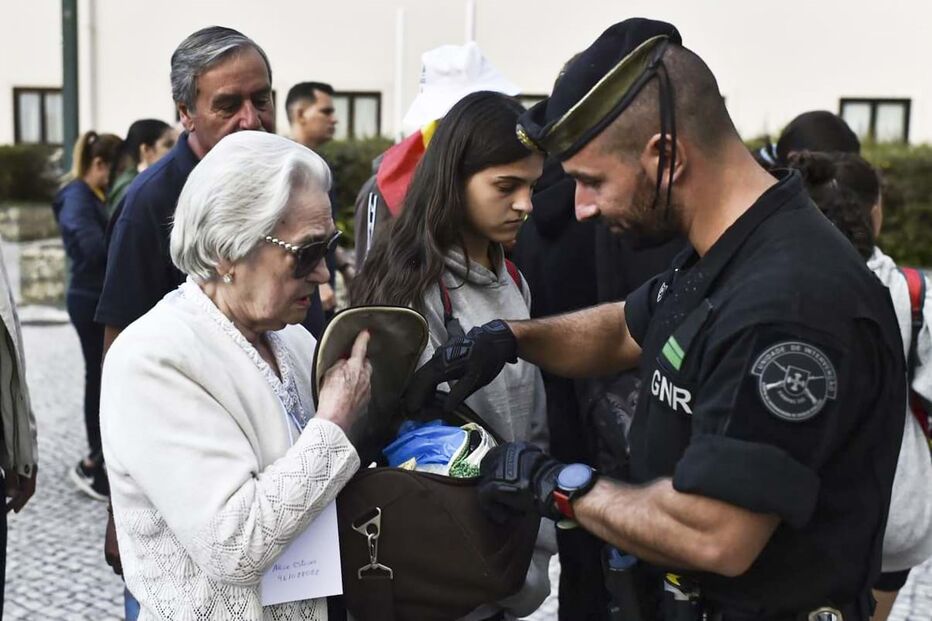 Peregrinos são revistados à entrada do Santuário de Fátima