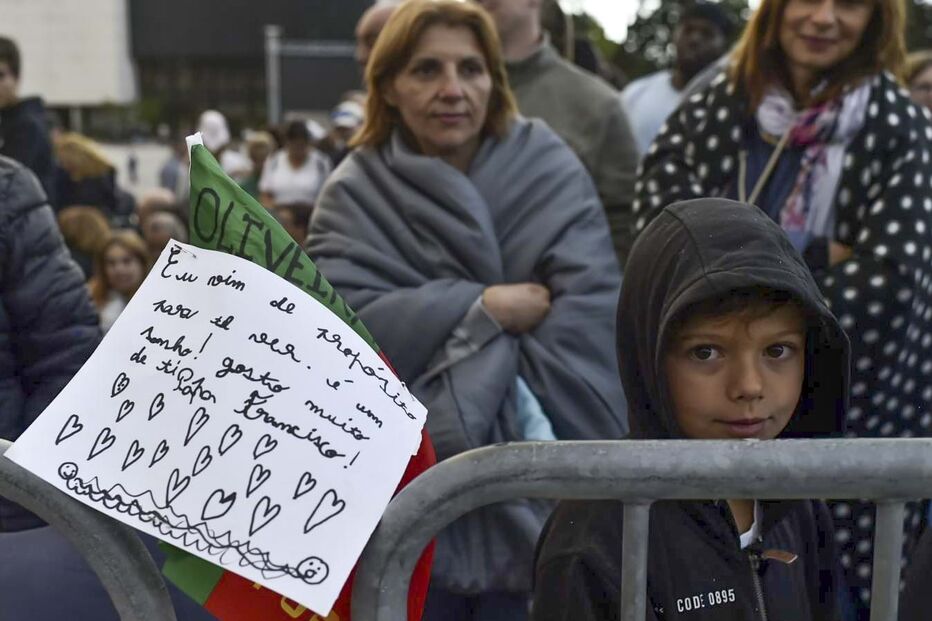 Milhares de pessoas aguardam pelo Papa Francisco no Santuário de Fátima