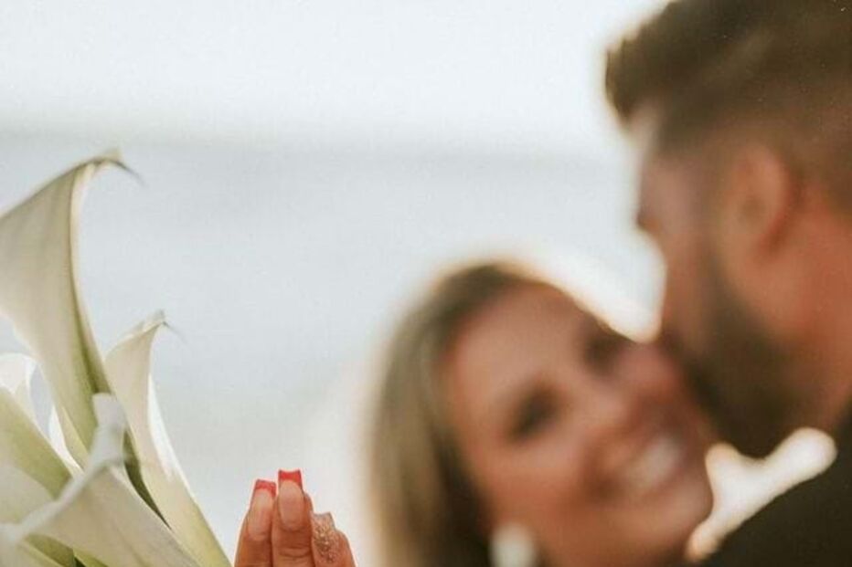 Léo Caeiro pede namorada em casamento em praia de Santorini