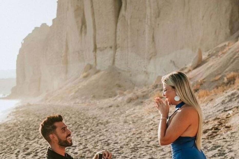 Léo Caeiro pede namorada em casamento em praia de Santorini