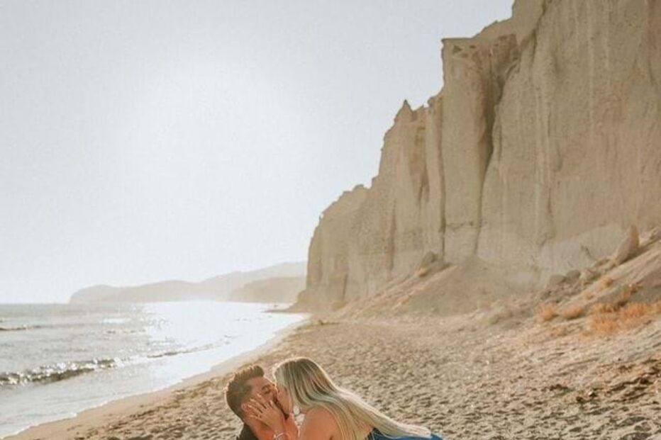 Léo Caeiro pede namorada em casamento em praia de Santorini