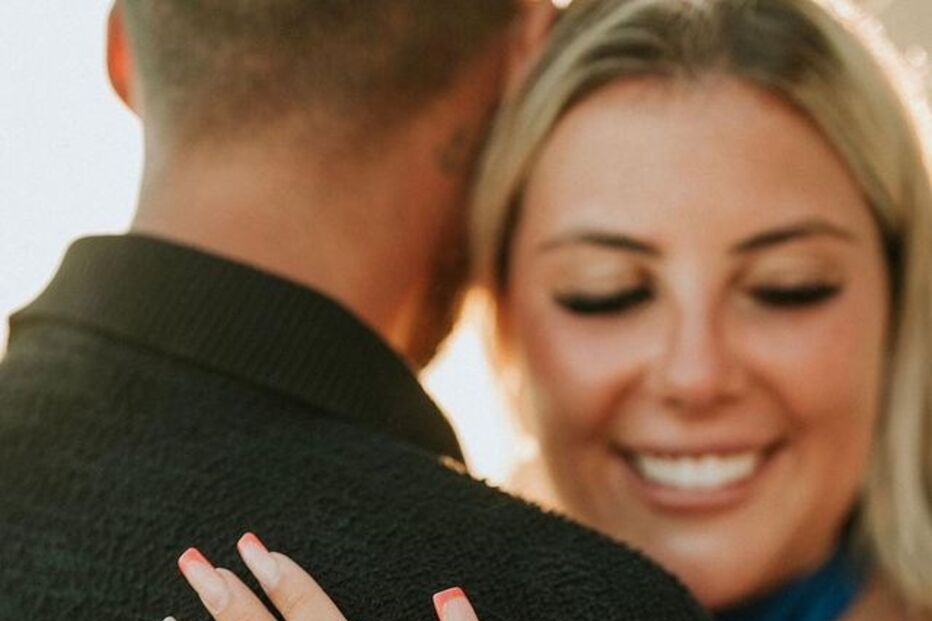 Léo Caeiro pede namorada em casamento em praia de Santorini