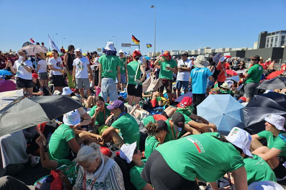 Peregrinos impedidos de entrar no Campo da Graça