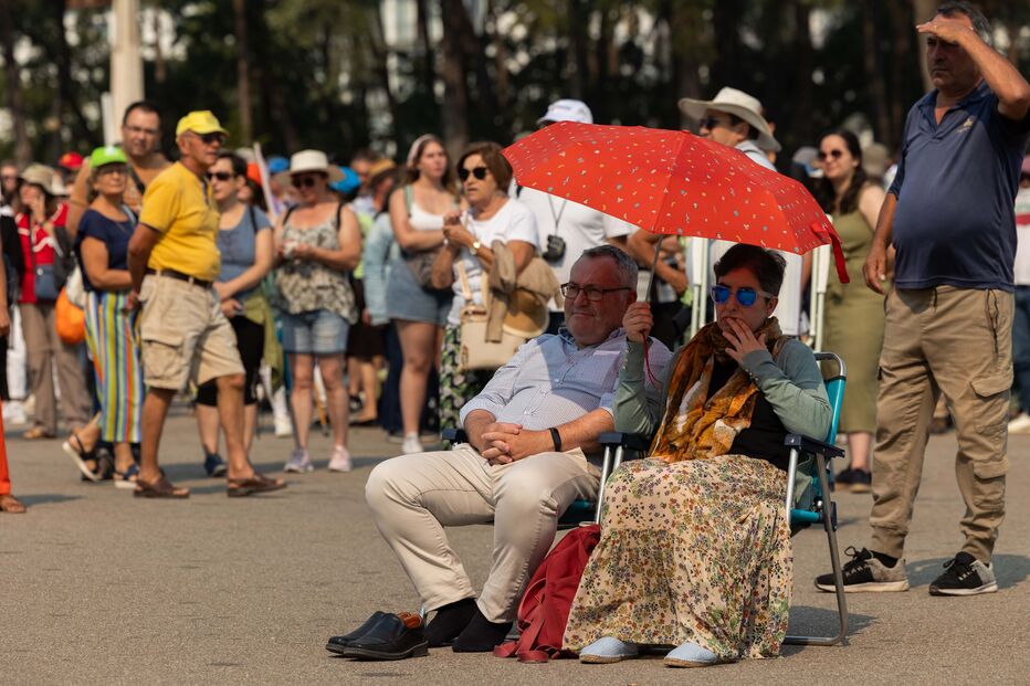 Milhares de pessoas aguardam pelo Papa Francisco no Santuário de Fátima