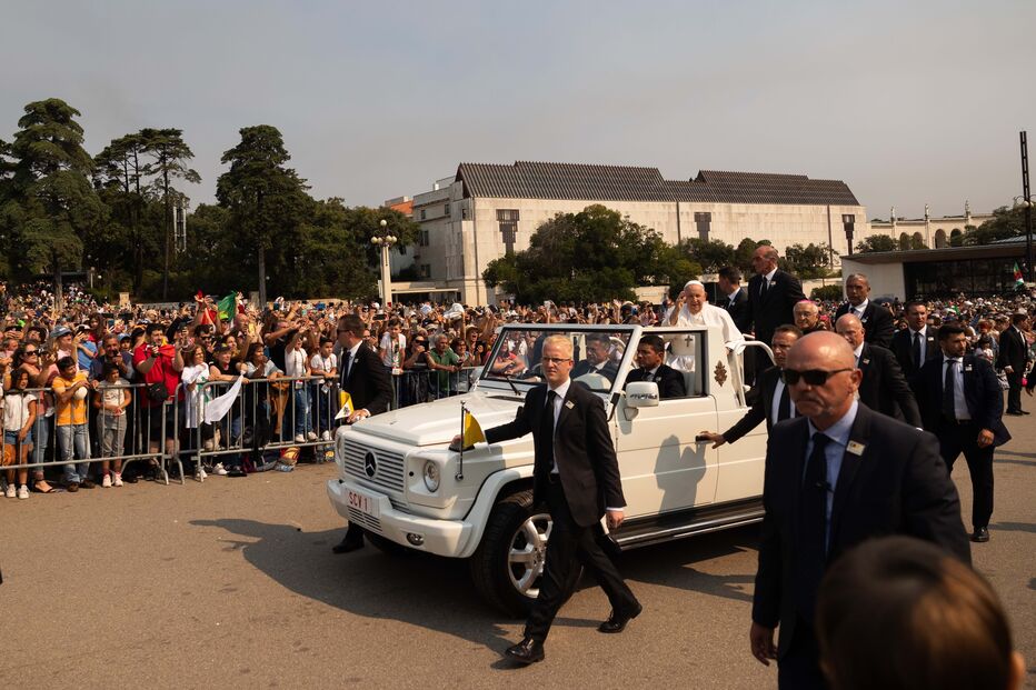 Papa Francisco despede-se dos peregrinos no Santuário de Fátima