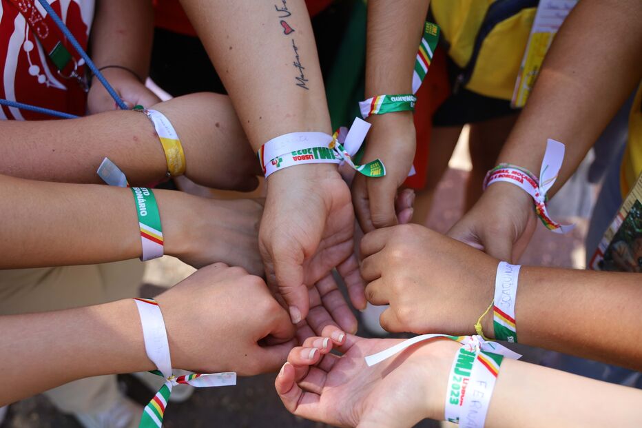  Voluntários trazem as pulseiras com nome de idosos