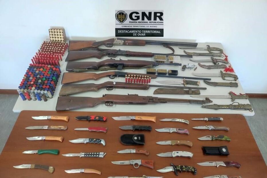 Homem detido por ameaças e posse de armas proibidas 