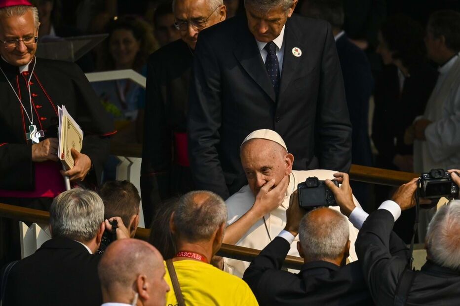 Papa Francisco acarinhado por jovens doentes