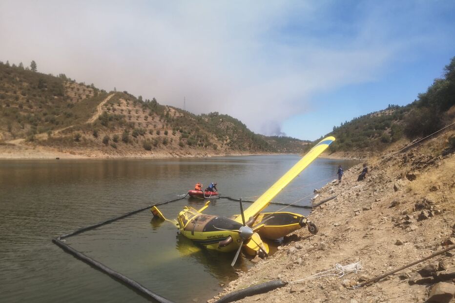 Mancha de poluição foi detetada após a amaragem do avião de combate a incêndios