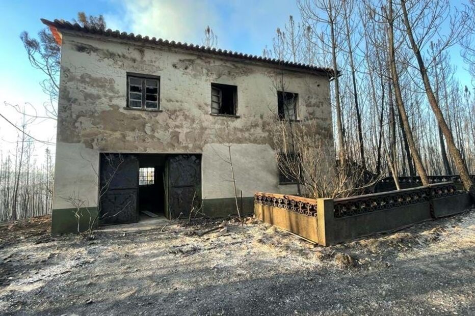 Casa destruída pelas chamas em Idanha-a-Nova