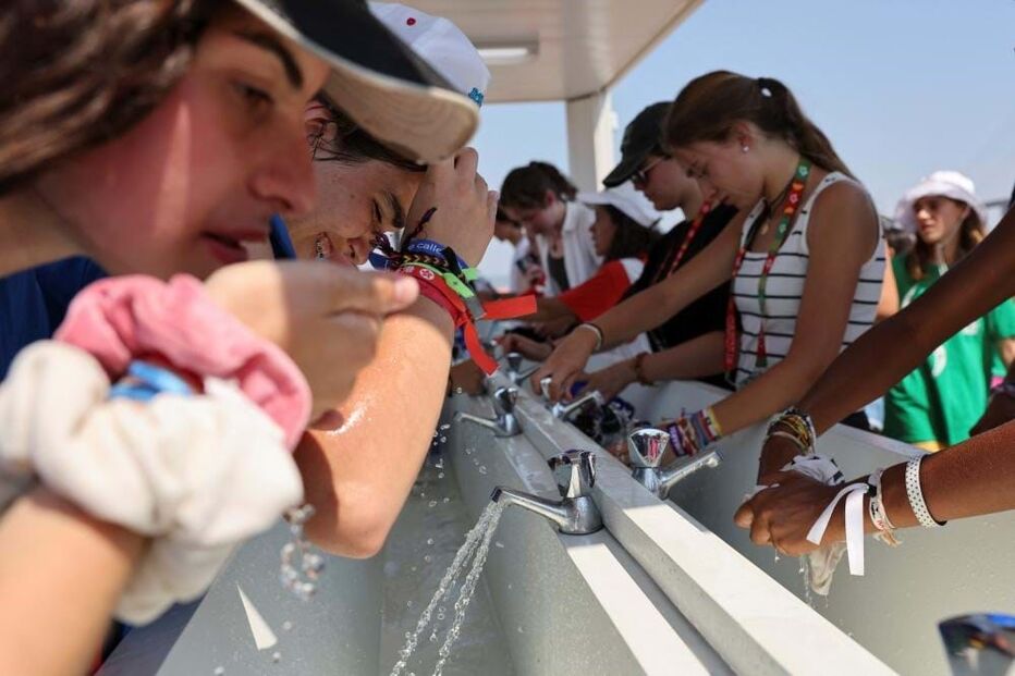 Jovens refrescam-se no Parque Tejo