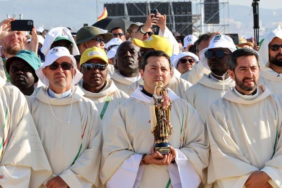 Clérigos durante a missa