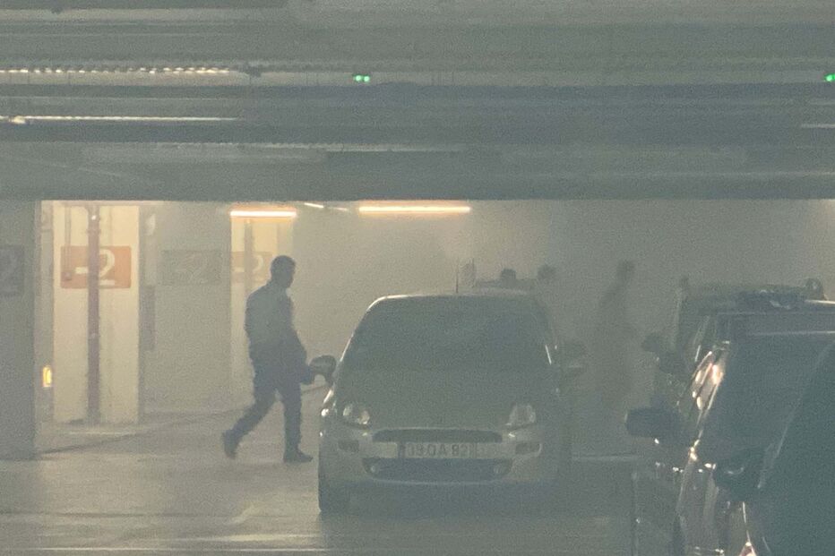 Incêndio deflagra no parque de estacionamento do Centro Comercial Ubbo na Amadora