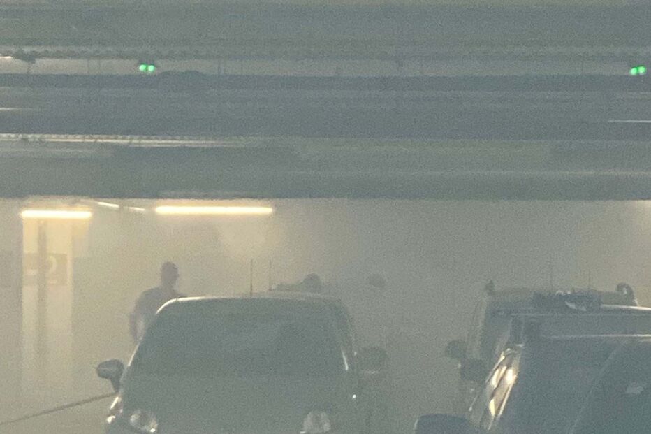 Incêndio deflagra no parque de estacionamento do Centro Comercial Ubbo na Amadora