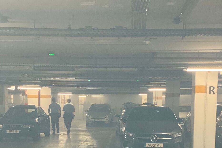 Incêndio deflagra no parque de estacionamento do Centro Comercial Ubbo na Amadora