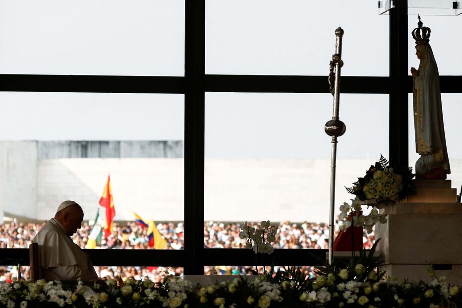 Papa Francisco reza junto à Virgem Maria na Capelinha das Aparições